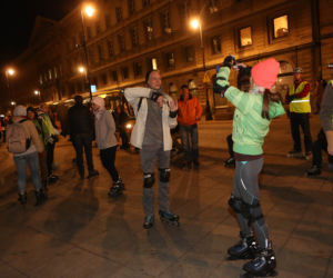 Nightskating. Warszawiacy przejechali stolicę na rolkach [Zdjęcia]