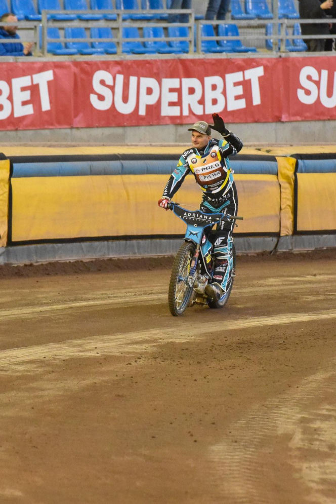 PRES Grupa Dewloperska Toruń - Abramczyk Polonia Bydgoszcz, zdjęcia kibiców i zawodników z pożegnania Adriana Miedzińskiego