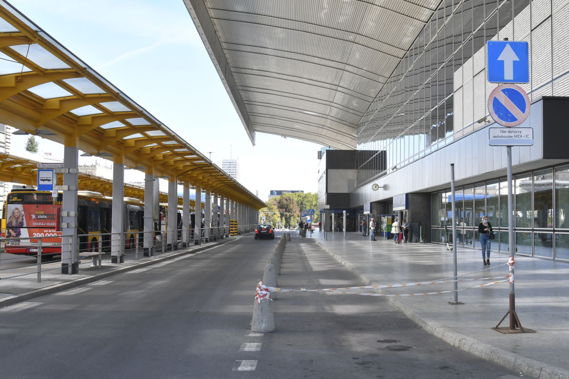 Taksówkarze wyrzuceni spod centralnego. Miejsca parkingowe stoją puste