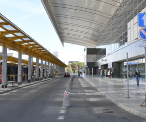 Taksówkarze wyrzuceni spod centralnego. Miejsca parkingowe stoją puste
