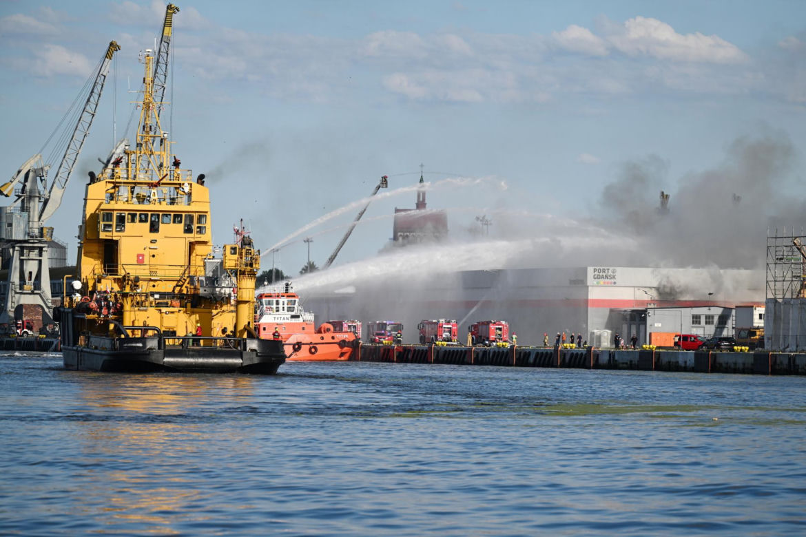 Pożar na terenie Portu Gdańsk. Kłęby dymu widać z wielu kilometrów