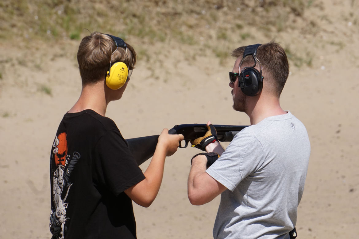 Piknik strzelecki w Bydgoszczy. Tłumy miłośników broni na strzelnicy garnizonowej [ZDJĘCIA]