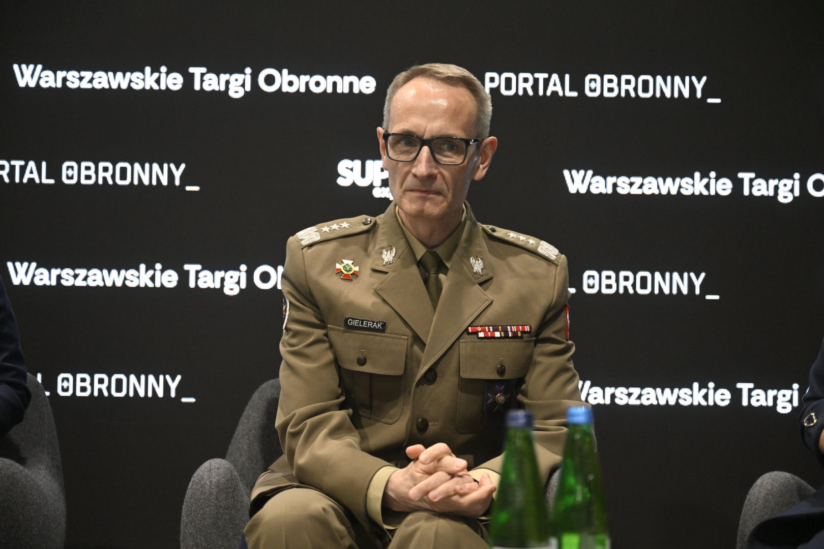 Warszawskie Targi Obronne. Scena Niebieska. Warszawskie Targi Obronne.. Scena Niebieska Jak w czasie kryzysu zapewnić łączność satelitarną instytucjom państwa i instytucjom rządowym? Budowa suwerennego systemu: potrzeby oraz krajowe zdolności przemysłowe