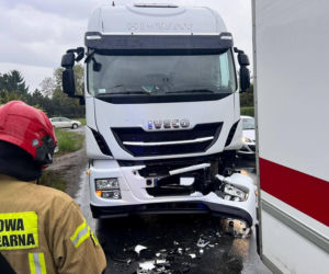Zderzenie trzech pojazdów w Sarnowej koło Rawicza. Jedna osoba poszkodowana
