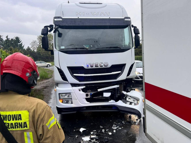 Zderzenie trzech pojazdów w Sarnowej koło Rawicza. Jedna osoba poszkodowana