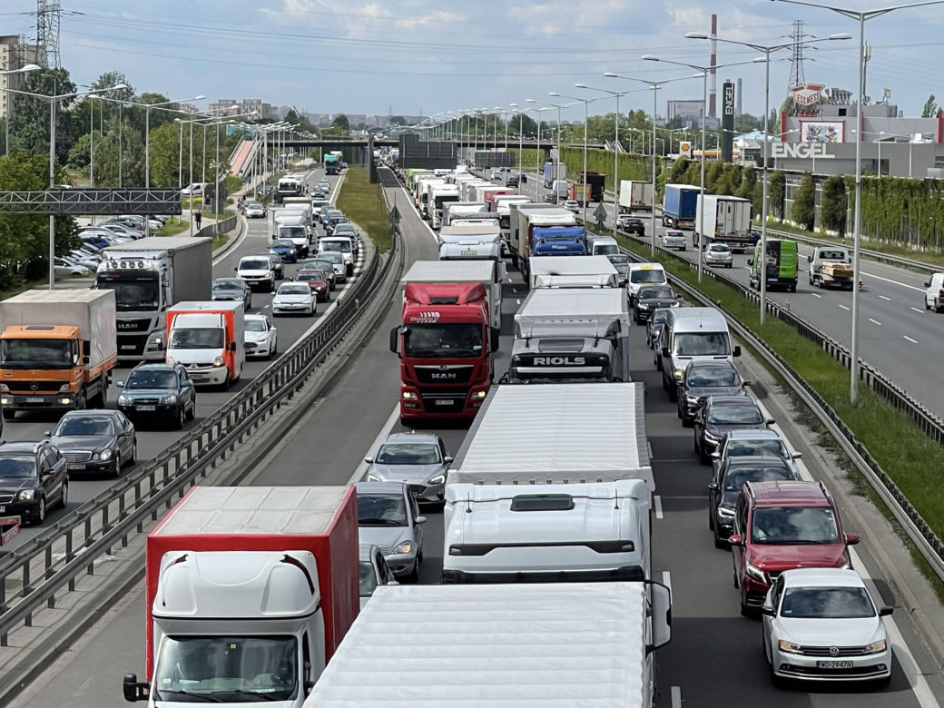 Jaguar stracił koła, mercedes wbił się w ciężarówkę. Spektakularne zderzenie na S8 w Warszawie