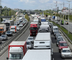 Jaguar stracił koła, mercedes wbił się w ciężarówkę. Spektakularne zderzenie na S8 w Warszawie
