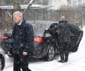 Kaczyński salutuje kierowcy