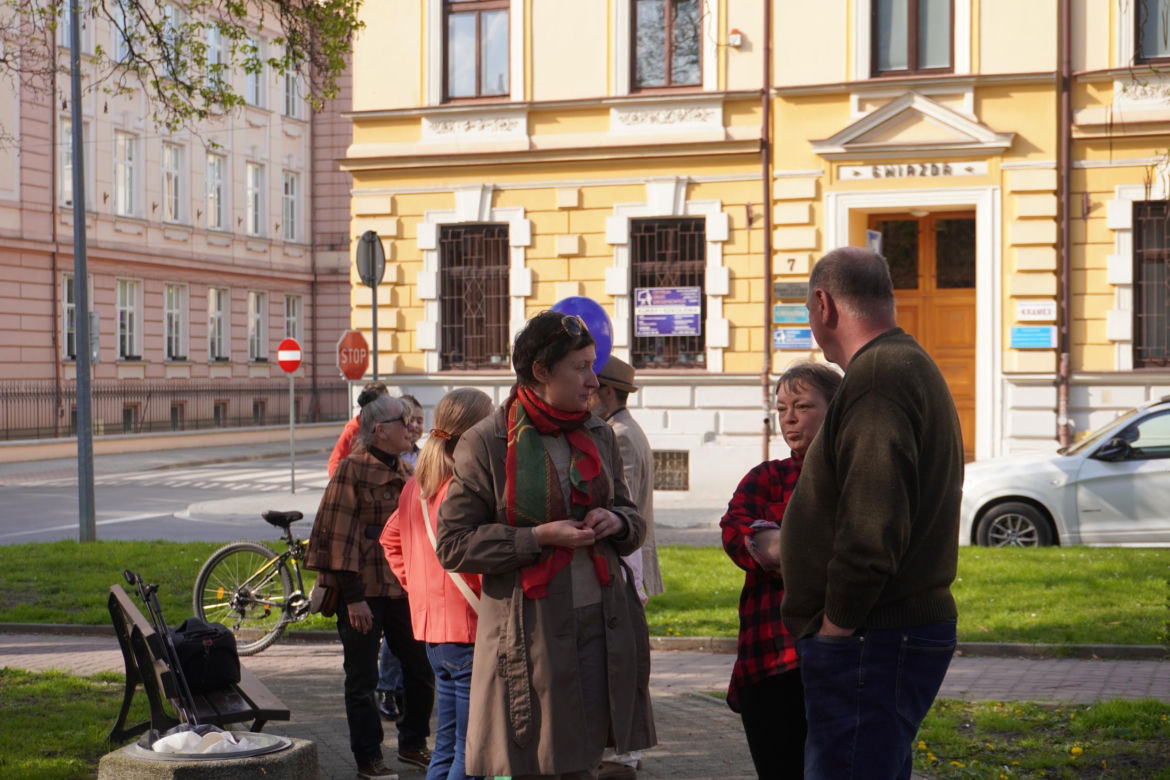 Henryk Łabędź spotkał się z mieszkańcami Tarnowa na skwerze Alicji i Jana Preiss