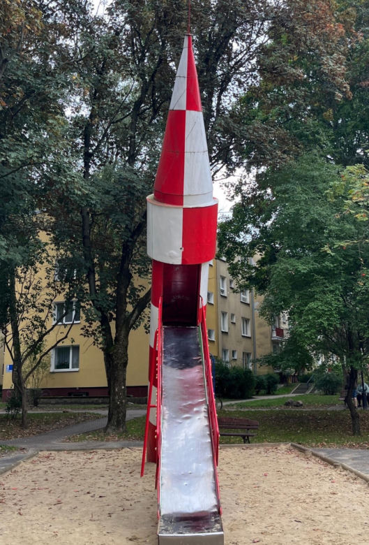Lublin świętuje 65-lecie placu zabaw na LSM. Rakieta i gazik wciąż przyciągają dzieci