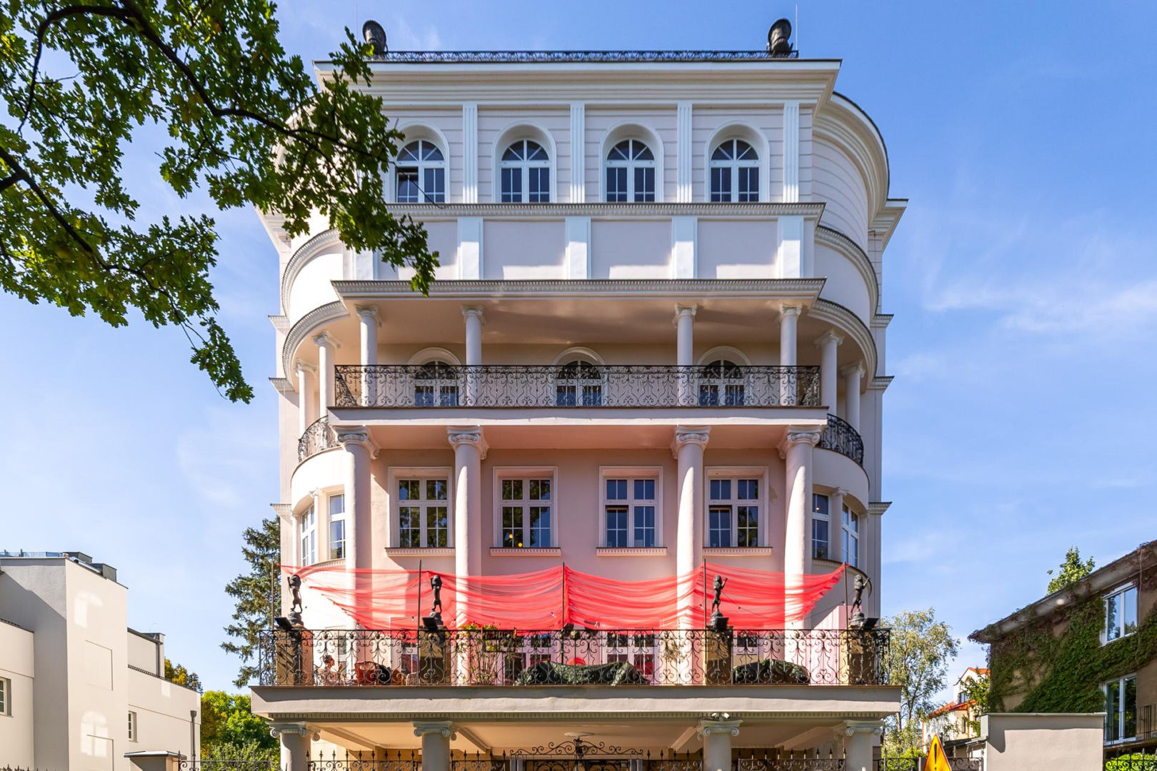 Biurowiec z lat 90. i początku XXI wieku. Warszawa, ulica Kielecka 23