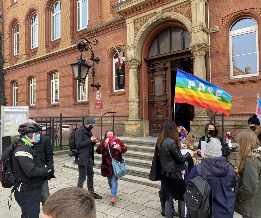 Zwolennicy Piotra Kupsia wspierają go przed sądem w Szczecinie