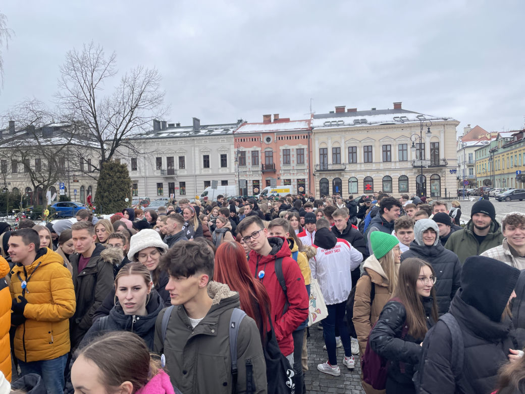 Maturzyści zatańczyli na Rynku poloneza
