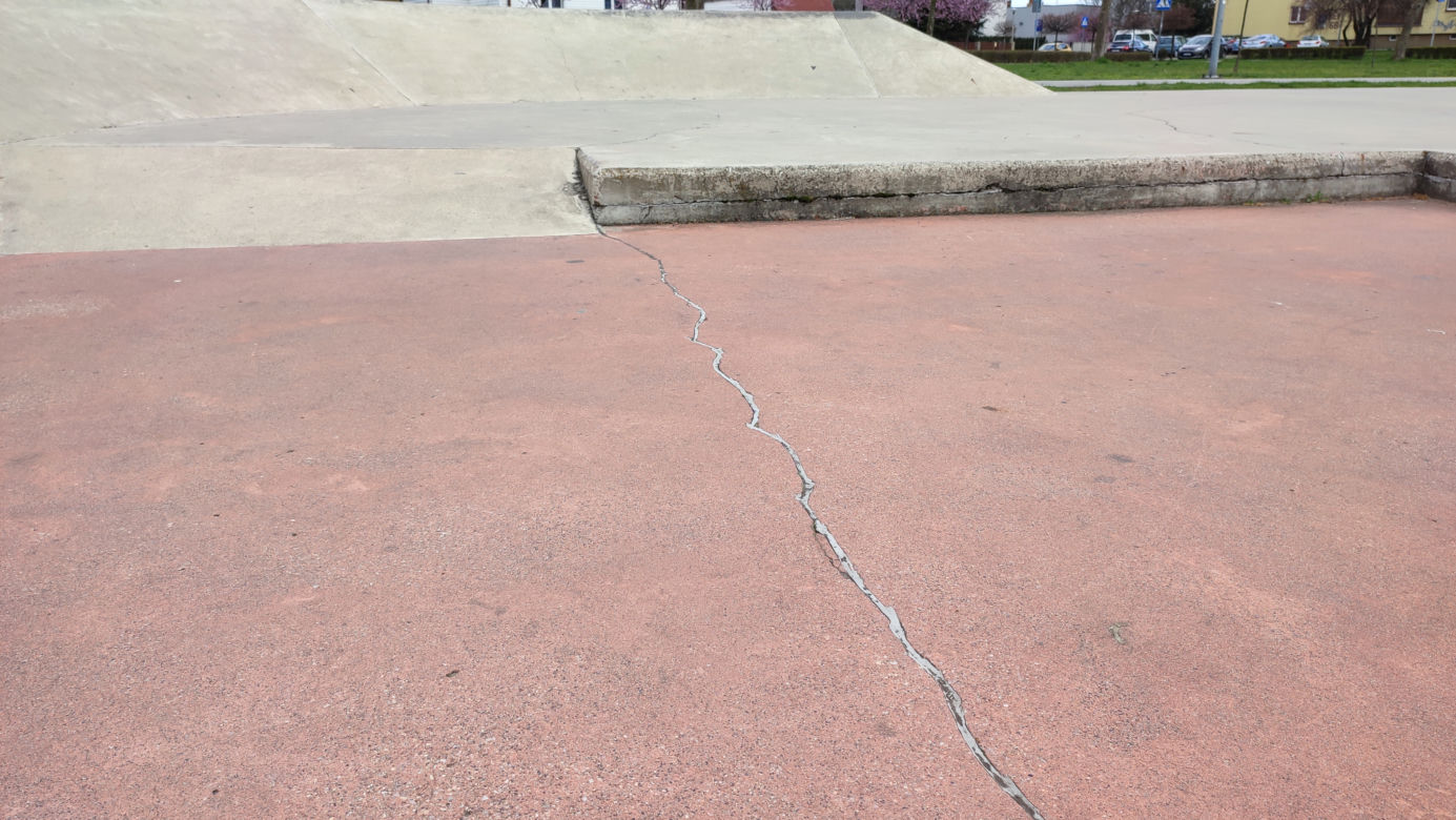 Skateplaza pęka