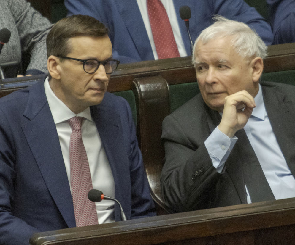 Mateusz Morawiecki i Jarosław Kaczyński siedzą obok siebie w ławach sejmowych. O śledztwie przeczytasz na SE Polityka.