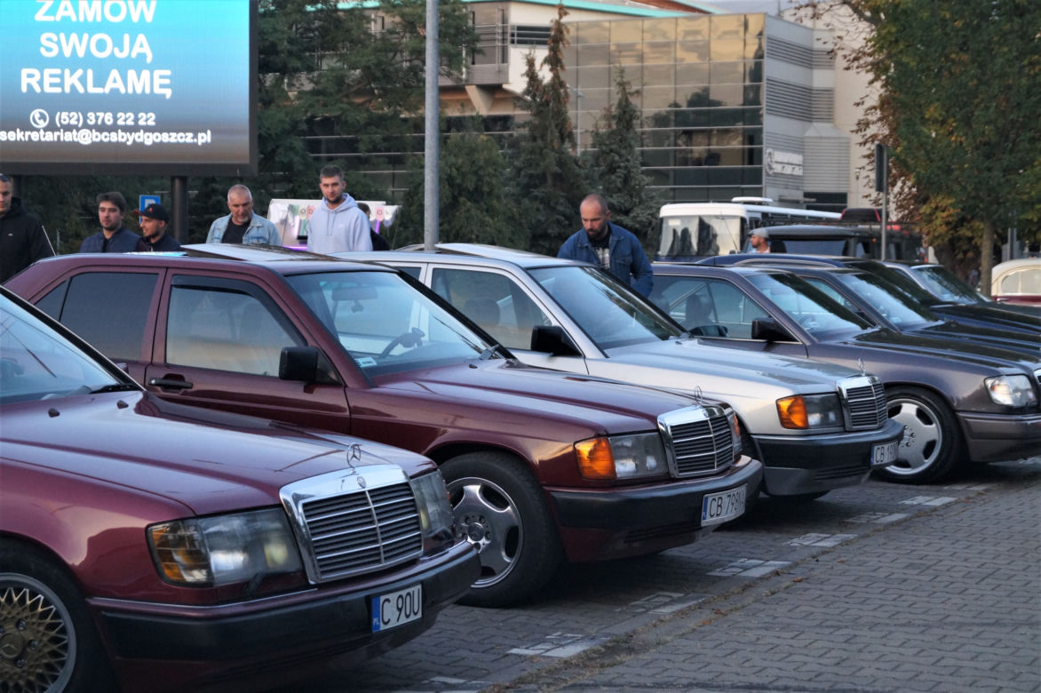 Bydgoskie Klasyki Nocą. Wyjątkowe auta zaparkowały pod Trobydem [ZDJĘCIA]