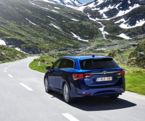 Toyota Avensis Touring Sports lifting 2015