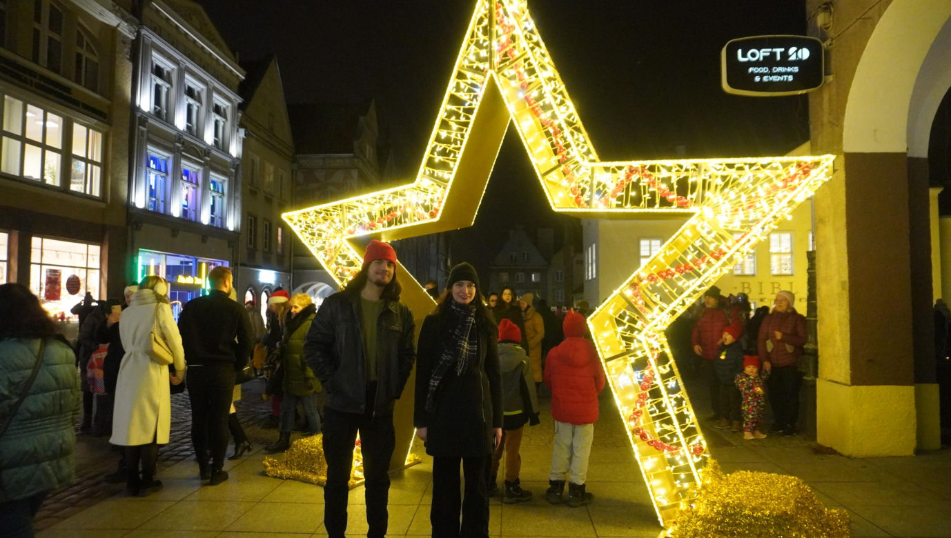 Święta w Olsztynie odpalone! Na Starym Mieście rozbłysła piękna choinka [ZDJĘCIA]