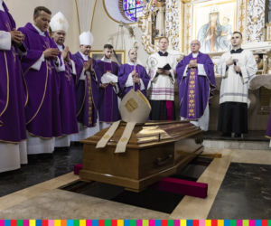 Łomża. Biskup Stanisław Stefanek pochowany. Żegnały go setki ludzi
