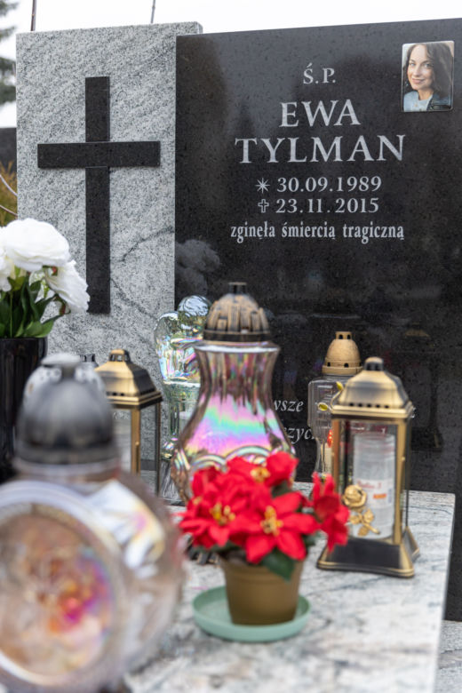 Tak dziś wygląda grób Ewy Tylman. Nad tą mogiłą wylało się morze łez