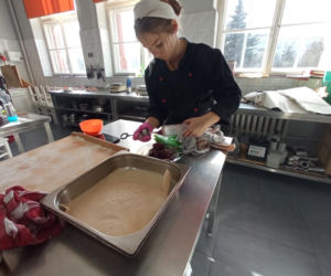 Warsztaty pieczenia pączków w grudziądzkim gastronomiku