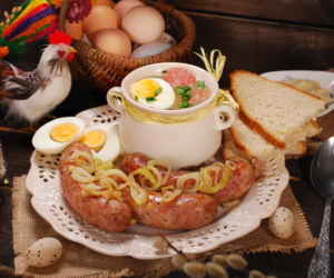 Żurek na pieczonej białej kiełbasie – głęboki smak i aromat, który robi różnicę