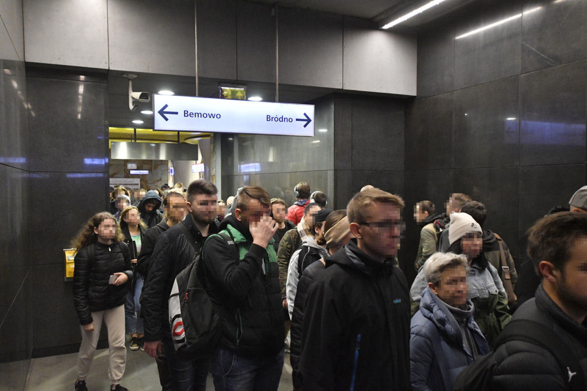Dantejskie sceny na stacji metra Świętokrzyska. Tłum nie mieści się w korytarzach