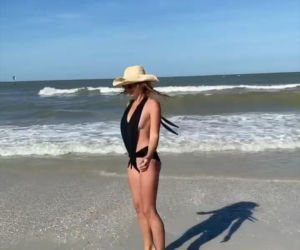 Kajra w bikini o krok od wpadki