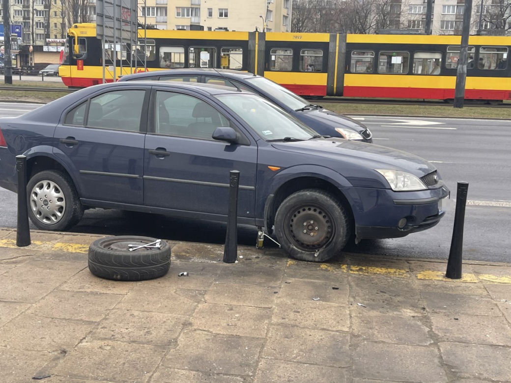 Pijany kierowca zmieniał koło 