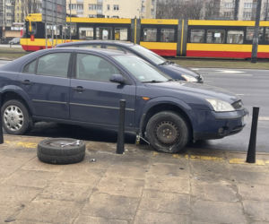 Pijany kierowca zmieniał koło 