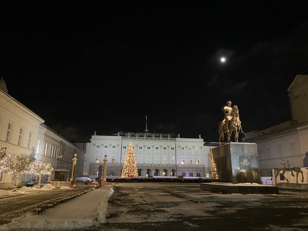 Warszawska iluminacja w śnieżny wieczór