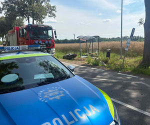 Koszmarny wypadek motocyklisty. Uderzył w przystanek, droga zablokowana