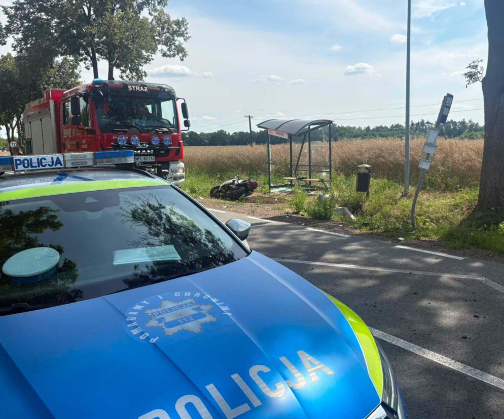 Motocyklista wypadł z drogi i staranował przystanek. Droga całkowicie zablokowana