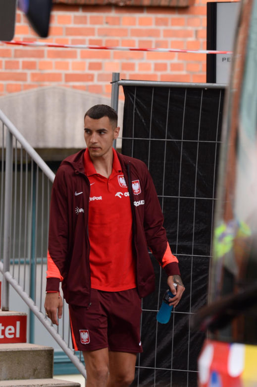 Załamani piłkarze idą na trening