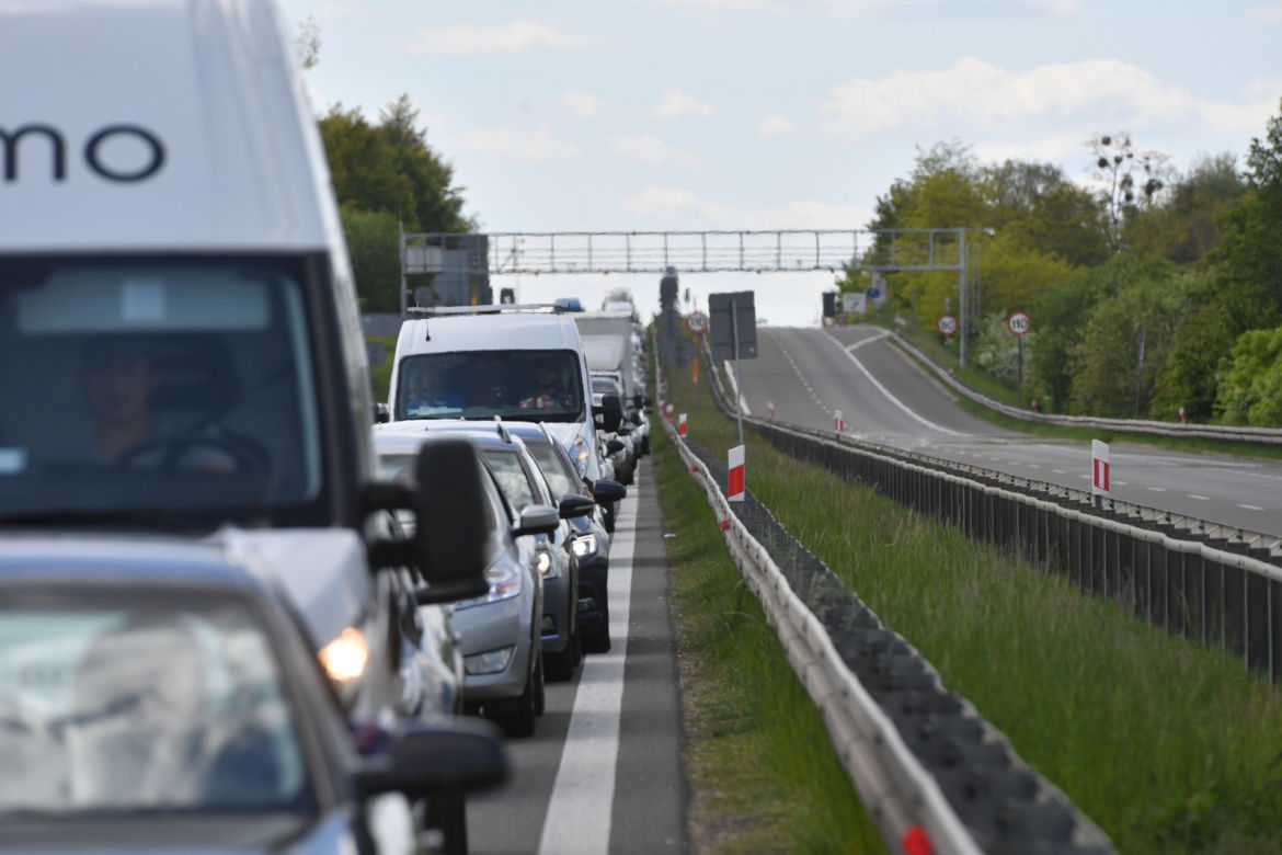 Ogromne korki na autostradzie prowadzącej do przejścia w Kołbaskowie