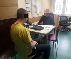Wdarli się, pobili, dźgnęli nożem, zdemolowali mieszkanie!