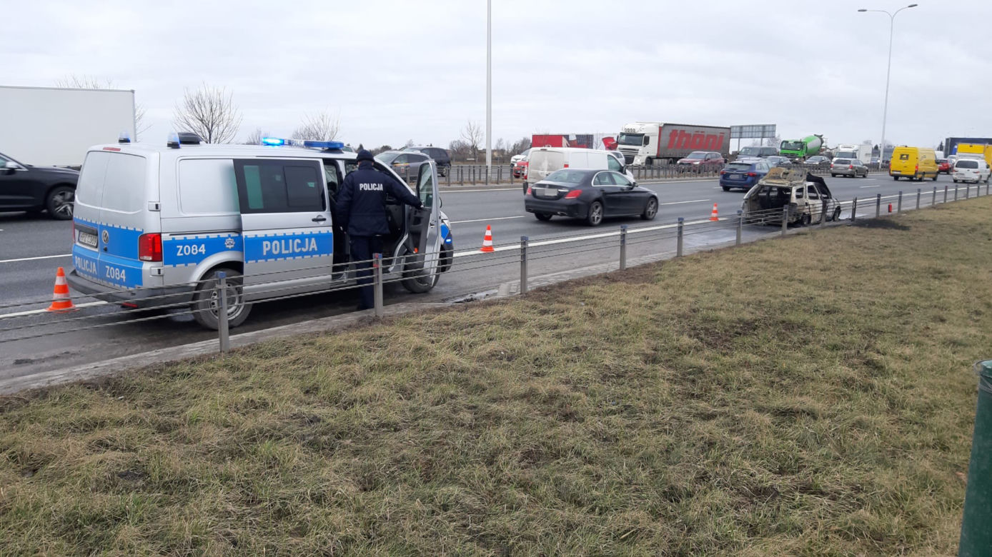 Kłęby dymu na S2. Osobówka płonęła jak pochodnia
