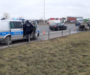 Kłęby dymu na S2. Osobówka płonęła jak pochodnia