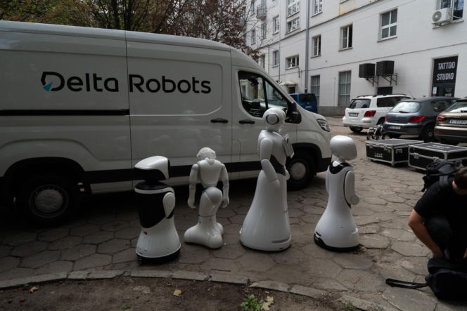 Niewiarygodne sceny. Roboty "krzyczą" w Warszawie, a minister alarmuje: "mamy się czego obawiać!"