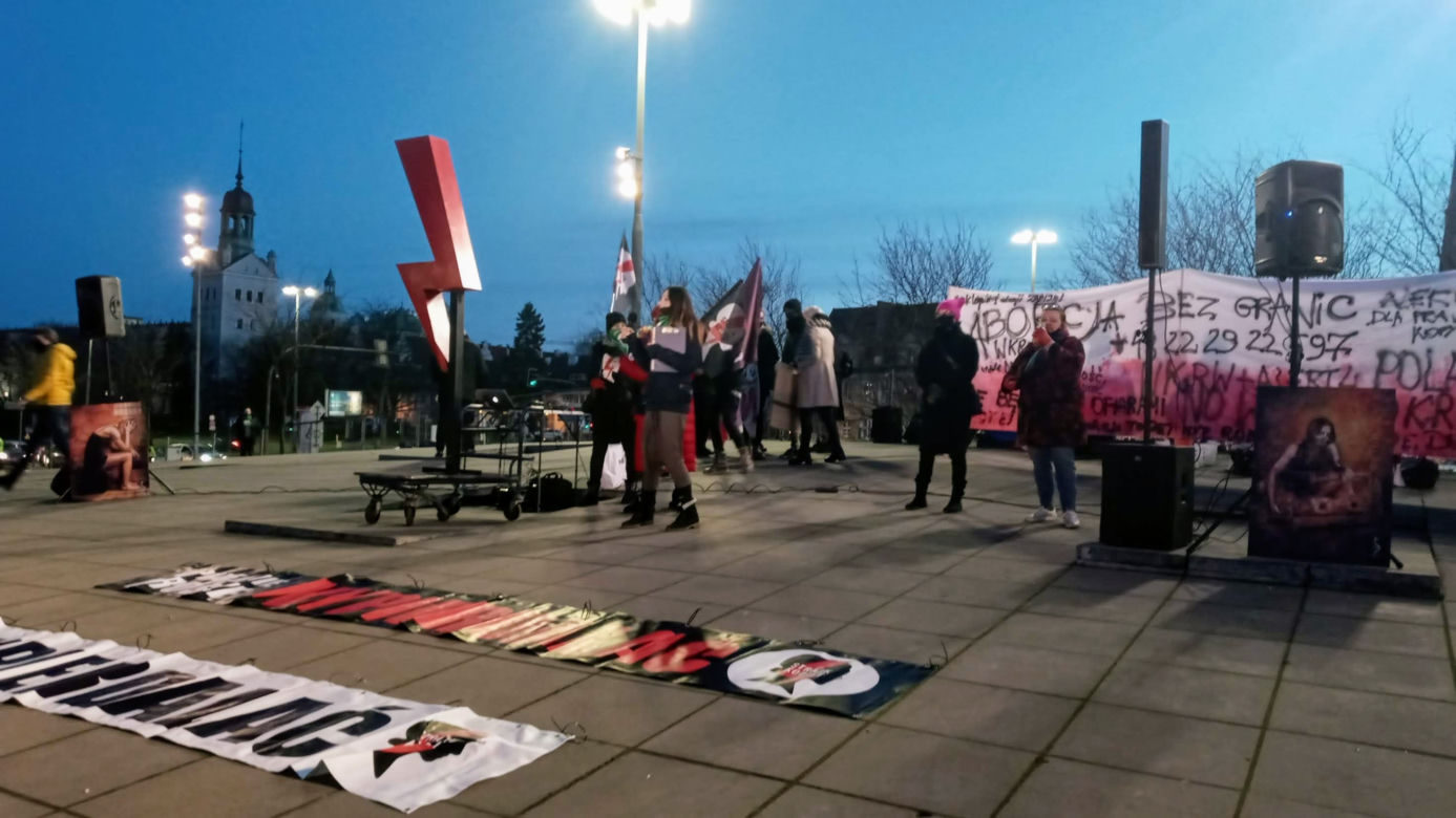 Strajk Kobiet w Szczecinie: Manifestacja na placu Solidarności - 28.01.2021