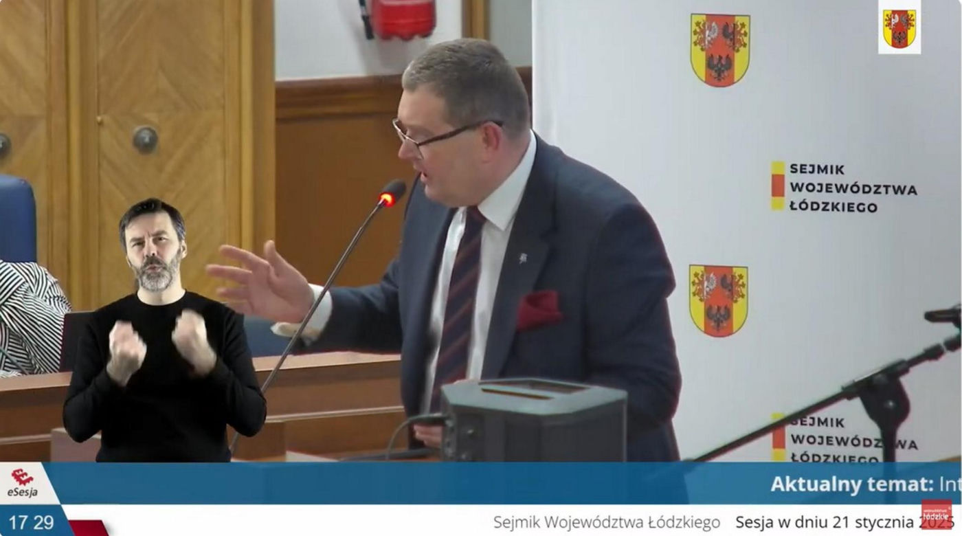 Łódź. Radny PiS Michał Król zszokował piosenką! Zaśpiewał ją na sesji Sejmiku Województwa Łódzkiego [ZDJĘCIA].