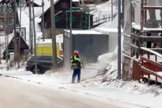 Koszą trawę w śniegu. Takie sceny tylko w Zieleńcu