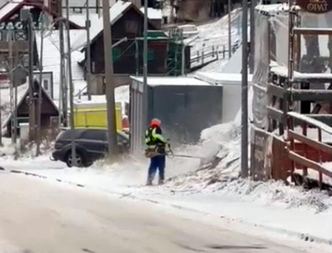 Koszą trawę w śniegu. Takie sceny tylko w Zieleńcu
