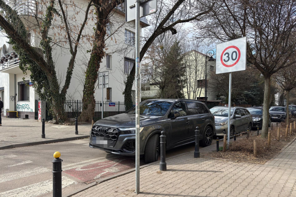 Tomasz Karolak parkuje jak król na włościach