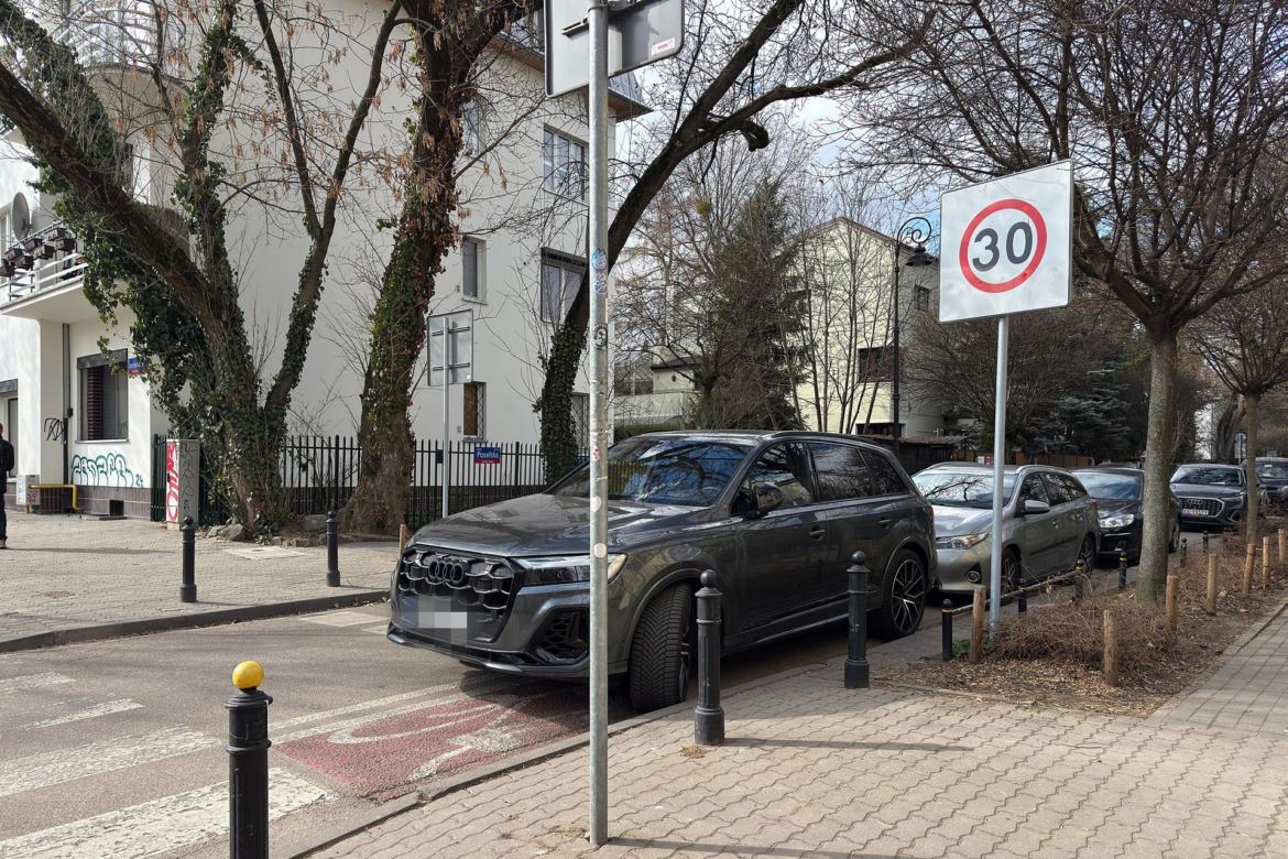Tomasz Karolak parkuje jak król na włościach