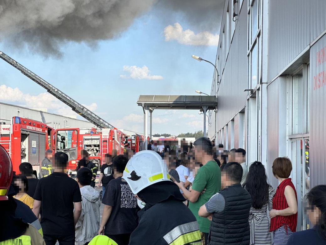 Gigantyczny pożar hali w Wólce Kosowskiej. Kłęby czarnego dymu widać z kilkudziesięciu kilometrów