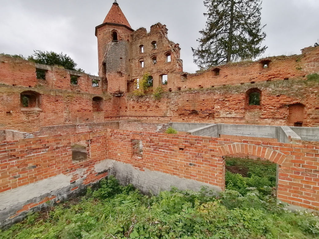 Pomarańczowi rowerzyści najechali zamek w Szymbarku