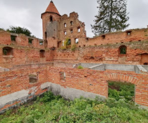 Pomarańczowi rowerzyści najechali zamek w Szymbarku
