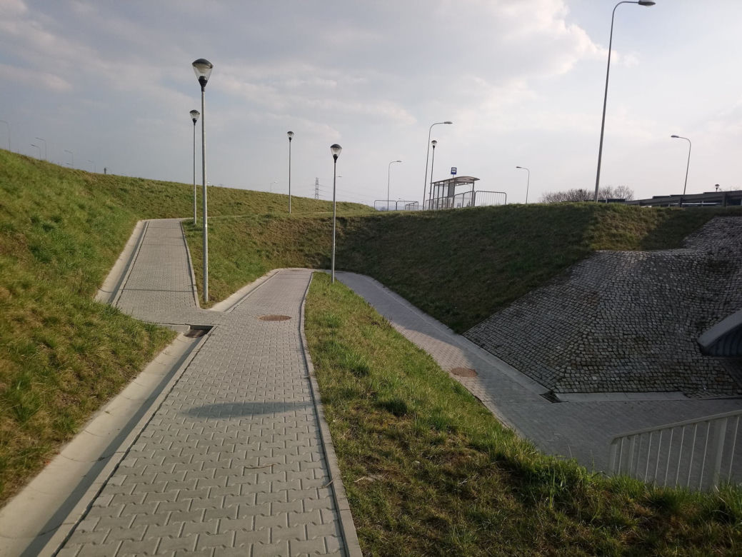 Rowerowy absurd w Krakowie! Chcesz zjechać rowerem? Pokonaj slalom!