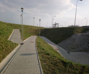 Rowerowy absurd w Krakowie! Chcesz zjechać rowerem? Pokonaj slalom!